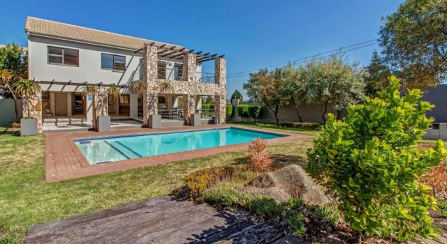 Upmarket Ultra Modern Sandton Apartment, Boek Appartement Sandton 