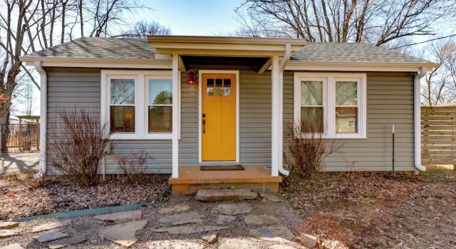 Коттедж 2 Mi to UA: Central Fayetteville Home w/ Patios