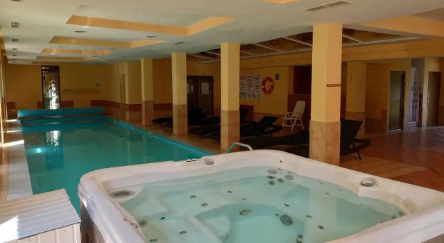 Апартаменты с балконом Coke Wellness Apartman
