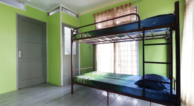 Кровать в общем номере Waroeng Transit & Depary Homestay
