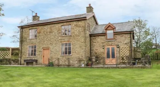 Mertyn Crewe, Book Feriehus Holywell 