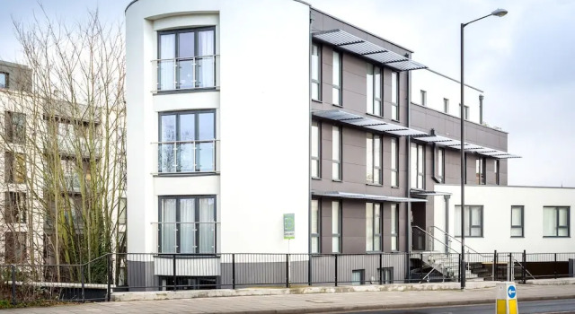 Elliot Oliver - Executive 2 Bedroom Garden Apartment, Забронировать Апартаменты/квартира Отели Челтнем с парковкой, рядом с Питтвилль-Парк, Парковка