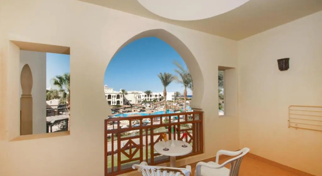 Двухместный номер Superior с видом на бассейн Charmillion Club Resort