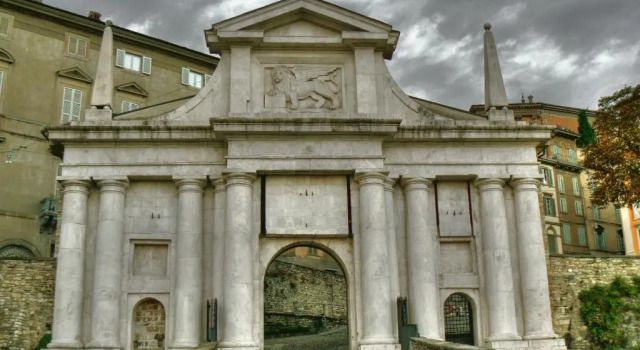 IndispArte Suites, Забронировать Отель Бергамо Bergamo Province, рядом с GAMeC