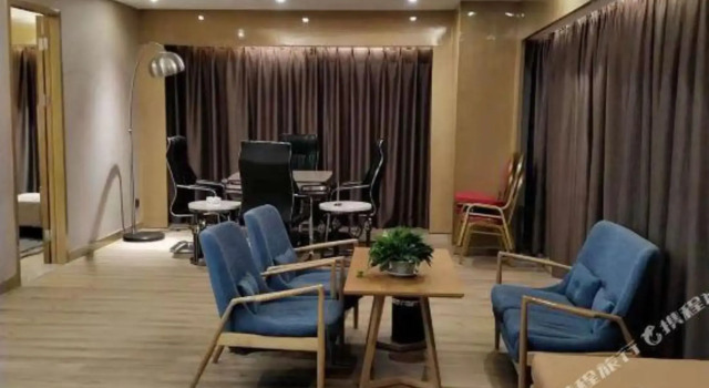 Sweet Fruit Charm International Hotel (Foshan West Station Shati Airport Store)