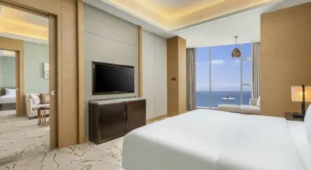Люкс с 2 комнатами с видом на море Furama Hotel Beihai