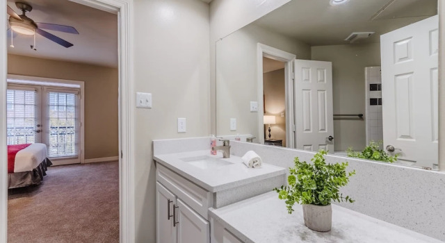 Corporate Stays-Uptown Dallas, Забронировать Отель Отели Далласа с парковкой, рядом с Booker T. Washington School for Performing &amp; Visual Arts, Парковка