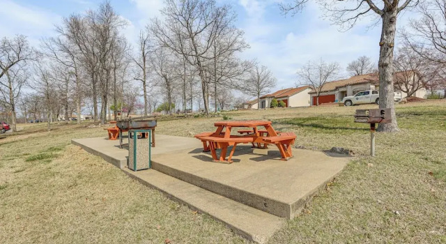 Lake Ozark Condo Rental w/ View & Pool Access!, Prenota Appartamento Hotel a Missouri con parcheggio, Parcheggio