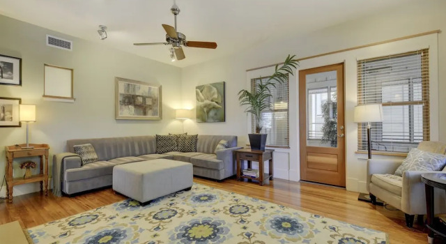 3Br 2BA New Luxury Downtown Austin Townhome by RedAwning, Забронировать Отель Остин Greater Austin, рядом с Confederate Soldier Monument