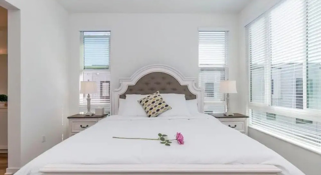 Master Bedroom With King Bed Central Location, Забронировать Отель Ирвайн округ Ориндж, рядом с San Joaquin Wildlife Santuary