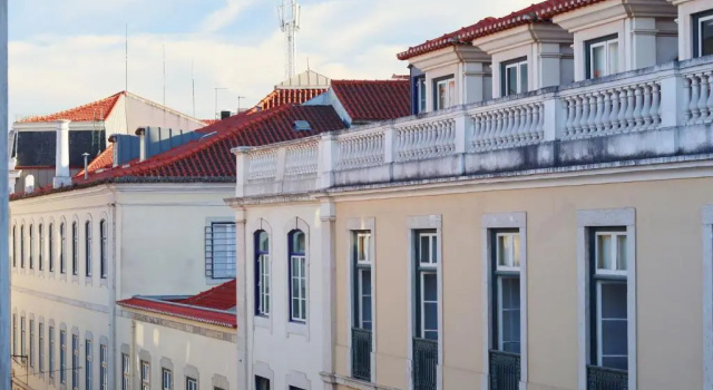 Апартаменты c 1 комнатой ALTIDO Bold & colourful 1-bed flat at the heart of Chiado, nearby Carmo Convent