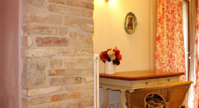 Private Room in small medieval borgo, Забронировать Гостевой дом Отели Колле-ди-Валь-д'Эльса с парковкой, Парковка