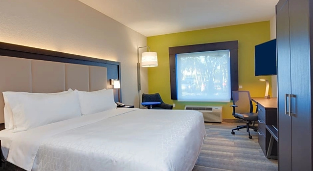 Трёхместный люкс Holiday Inn Express Hotel & Suites Fort Lauderdale Airport/Cruise Port by IHG