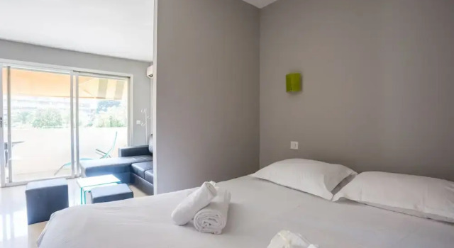 Modern A-C Studio by Weekome