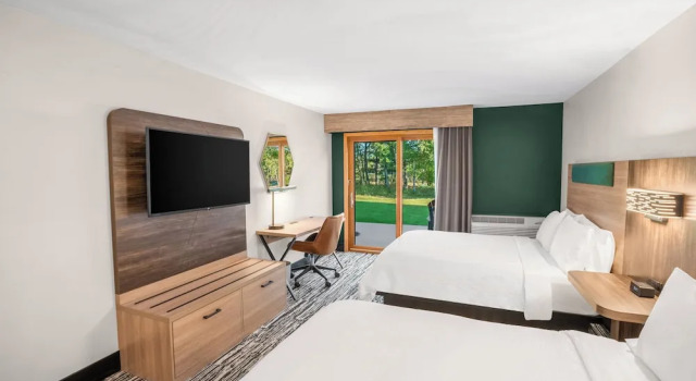 Четырёхместный номер Standard с видом на озеро Holiday Inn Express & Suites Hayward by IHG