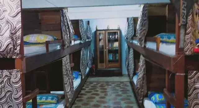 Кровать в общем номере с балконом Surfers Villa La Union