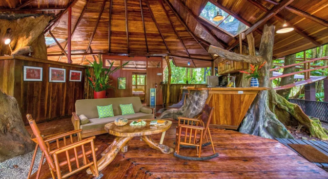 Коттедж Tree House Beachfront Lodge