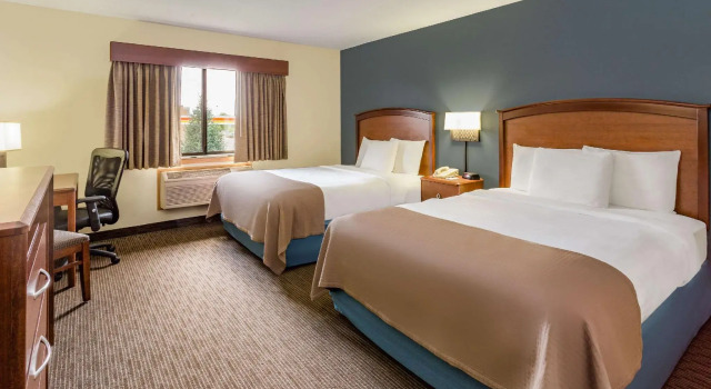 Четырёхместный номер Standard AmericInn by Wyndham Princeton MN