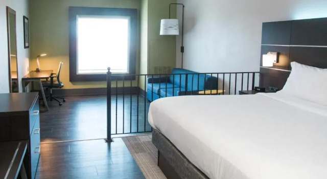 Люкс c 1 комнатой Holiday Inn Express & Suites Columbia-Fort Jackson by IHG