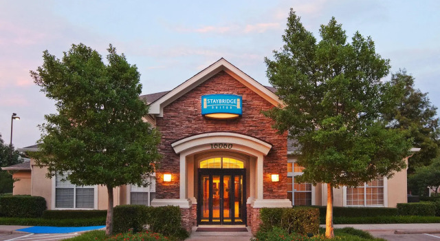 Staybridge Suites Dallas Addison, Забронировать Отель Отели Эддисон с бассейном, Бассейн