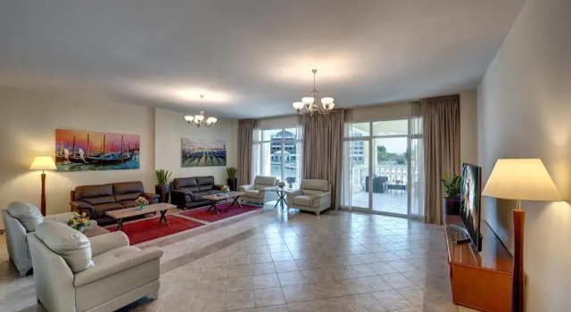 Апартаменты J5 Three Bedroom Terrace Apartment Motor City families only