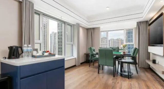 Люкс с 2 комнатами с видом на город Meihao EZZI Hotel (Jinan Olympic Sports Center Wanxiangcheng)