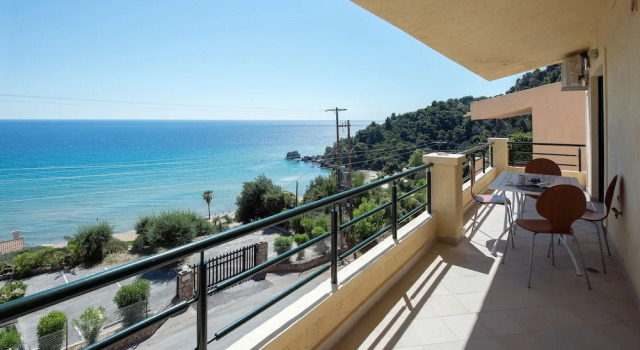Четырёхместные апартаменты Superior с балконом и с видом на море Glyfada Corfu Houses