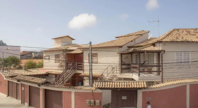 CONFORT- PRÁTICO e DOBLE ROOM, com AR e PRÓXIMO DE DUNAS, FORTE E A UM PASSO DE ARRAIAL DO CABO 8 km, Забронировать Отель Отели штата Рио-де-Жанейро с парковкой, Парковка