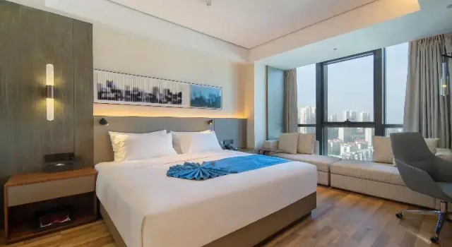Люкс Deluxe Madison Hotel Qingdao West Coast City Balcony