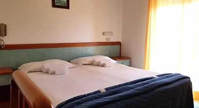 Четырёхместный номер Standard с балконом Hotel Kennedy