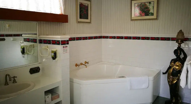 Семейный люкс c 1 комнатой Motel Mayfair on Cavell