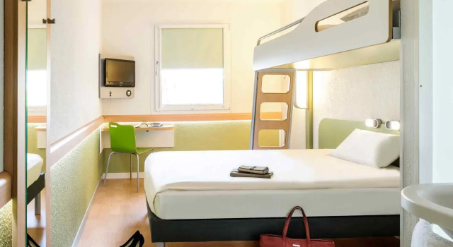 Трёхместный номер Standard Ibis Budget Hyères