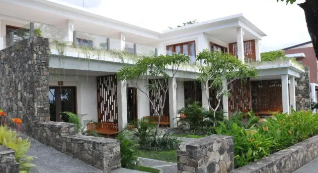 Двухместный номер Deluxe с балконом и с видом на сад Rajavilla Lombok Resort - Seaside Serenity