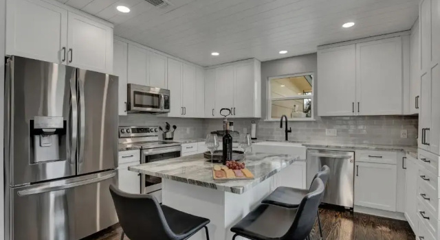 Коттедж с 3 комнатами Upscale Home With Pool and Firepit - Close to Mercer St!