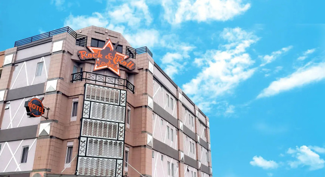 Кровать в общем номере Rock & Roll Hotel
