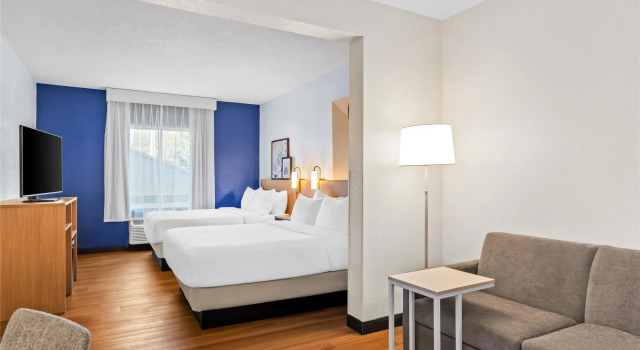 Четырёхместный номер Standard Spark by Hilton La Grange