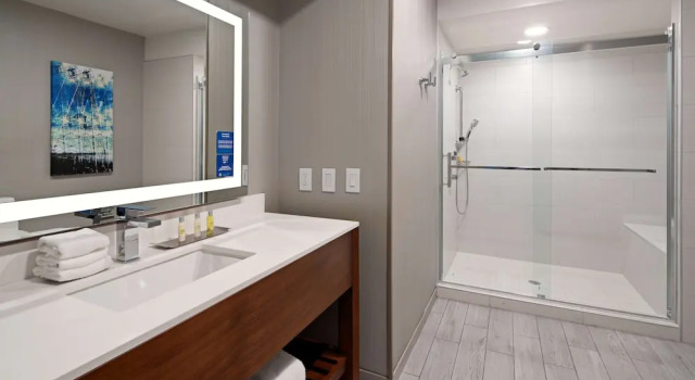 Двухместный полулюкс с балконом DoubleTree by Hilton Bakersfield
