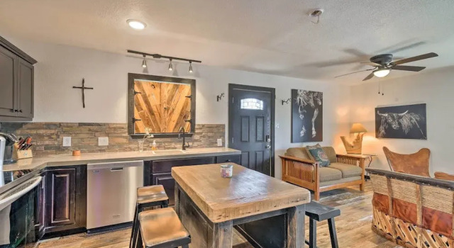 4 Mi to Dtwn: Rustic Fort Worth Apt, Забронировать Апартаменты/квартира Отели Форт-Уэрт с парковкой, Парковка