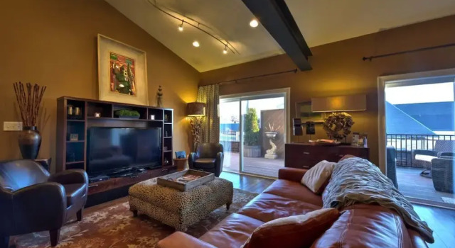 Ellington Loft - 3 Br Condo