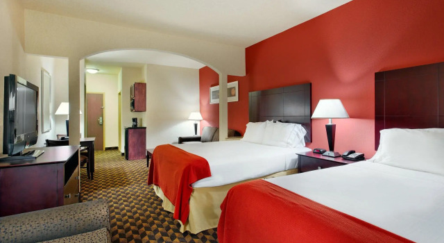 Четырёхместный номер Standard Holiday Inn Express Hotel & Suites Malvern by IHG