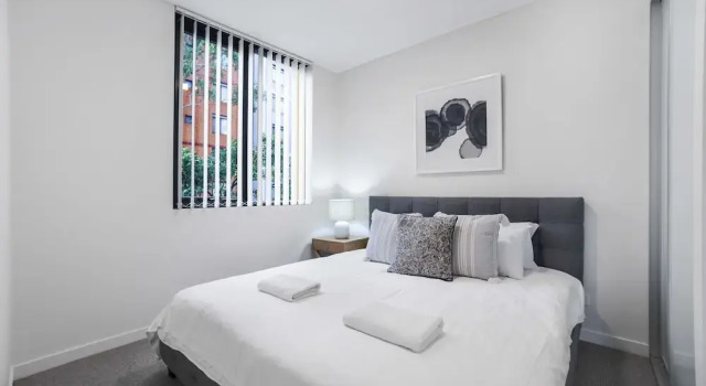 HomeHotel Walking Distance to Train & Westfield, 预订 酒店 Waitara 新南威尔士
