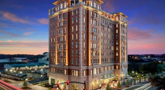 Кровать в общем номере AC Hotel by Marriott Spartanburg