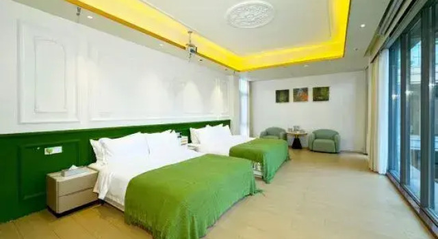 Кровать в общем номере с 5 комнатами Lux Cabins Brilliant Villa Hotel (Dongshan Jinluwan Seaside Plaza)