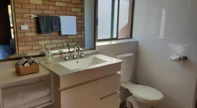 Кровать в общем номере Merino Motor Inn