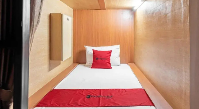 Кровать в общем номере RedDoorz Hostel near LTC Glodok