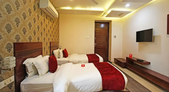 Capital O 4535 Hotel Uma Palace