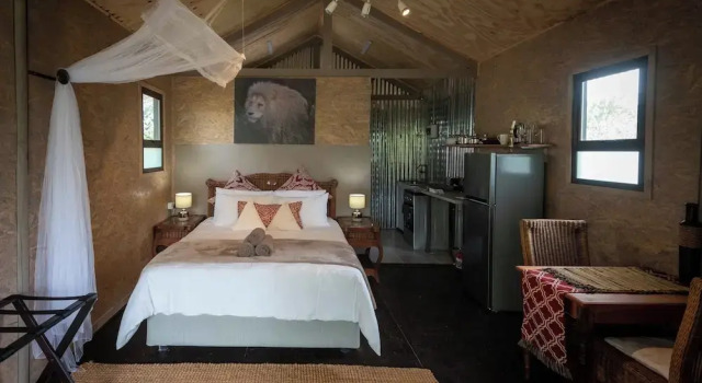 Sleep Whiskers Away From the Lions and " Feel " Them Roar! Cabin 1, Boek Vakantiehuis Hotels in Kurland met parkeren, Parkeren