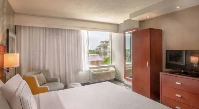 Двухместный люкс с 2 комнатами Courtyard by Marriott Bethesda Chevy Chase