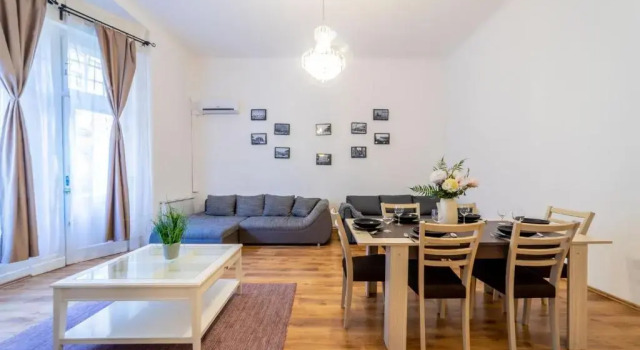 Апартаменты с 3 комнатами Real Apartments Lovag