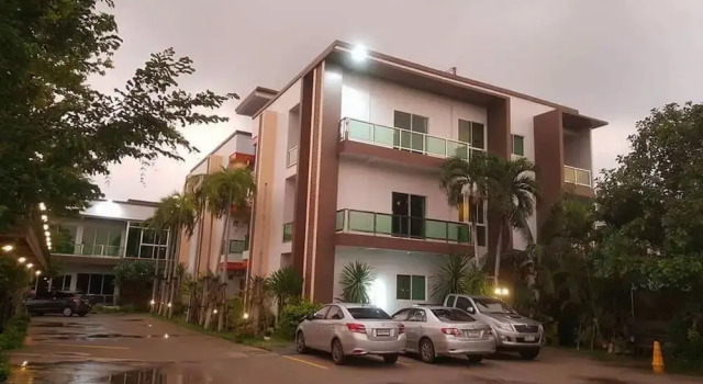 Subpaisarn Hotel, Varaa Hotelli Hotellit North-Eastern Thailand pysäköinnillä, Pysäköinti